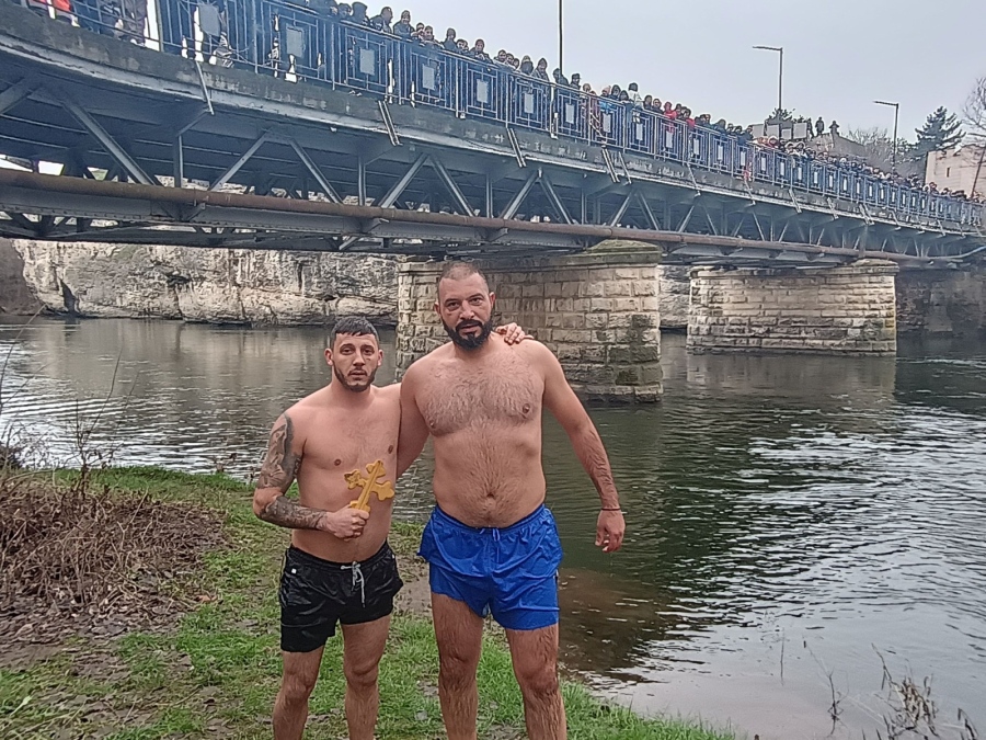 Именикът Божидар Ватов „спаси“ за трети път Светия кръст на Богоявление в Мездра 