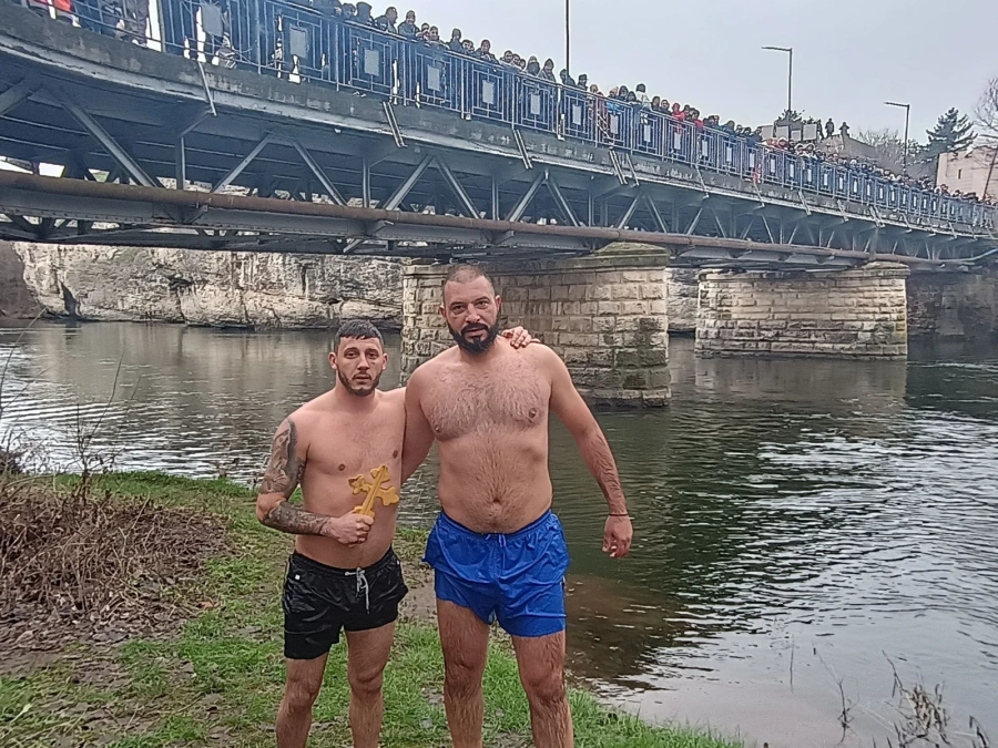 Именикът Божидар Ватов „спаси“ за трети път Светия кръст на Богоявление в Мездра