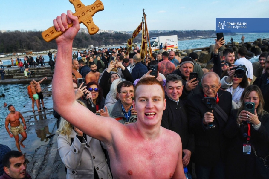 17-годишен ученик от Враца извади кръста във Варна 