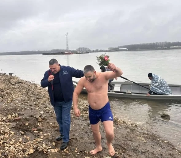 Светият кръст в Оряхово бе спасен от Емил Колев