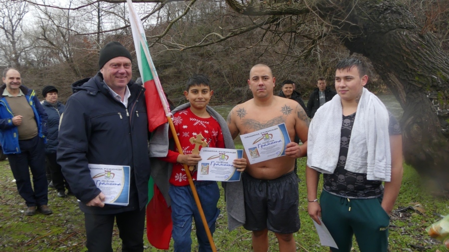 Спасиха Богоявленския кръст в село  Ружинци