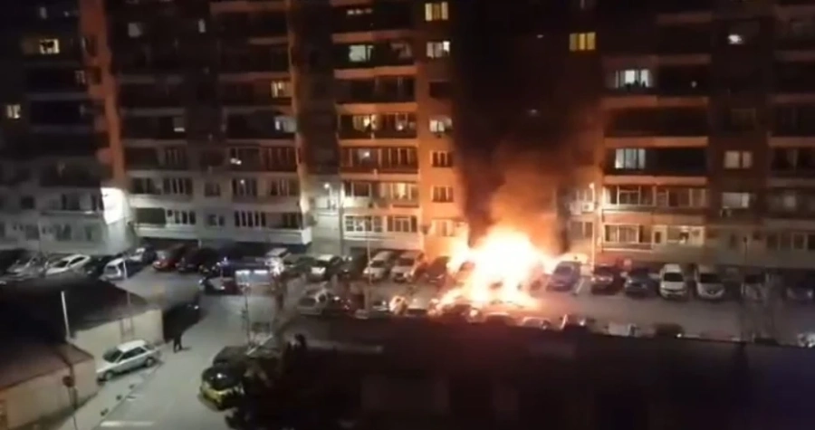 Пламнаха дърва, складирани под тераса в Берковица