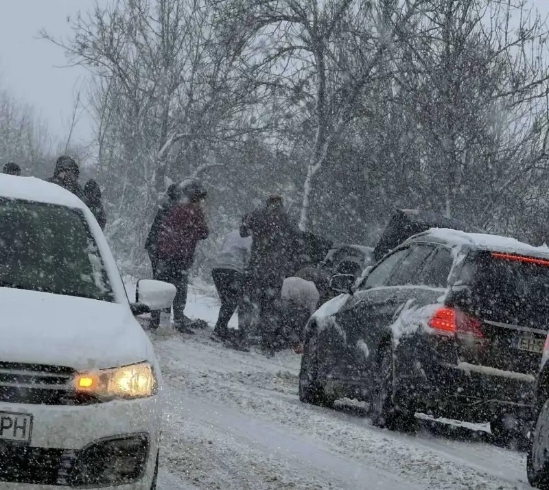 „Хюндай“ се преобърна край Вършец, пожарникари вадили пътниците