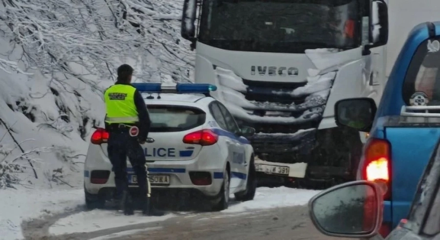 ТИР и „Пежо“ се удариха на Петрохан, тираджията бил напушен