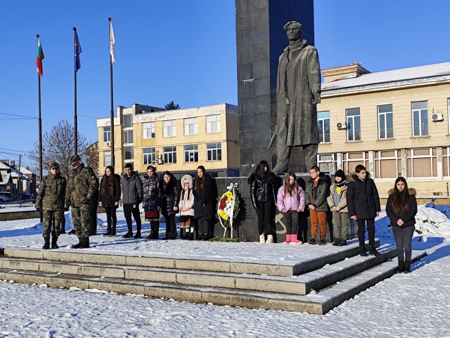СУ „Васил Воденичарски“ - Хайредин отбеляза 108 години от рождението на своя патрон