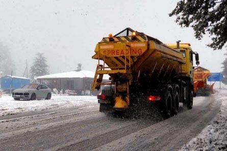 С осем машини-снегорини ОП „Чистота Лом“ чисти улиците и общинските пътища