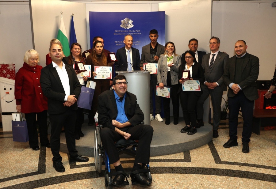 Министър Вълчев награди медиатор от Бяла Слатина