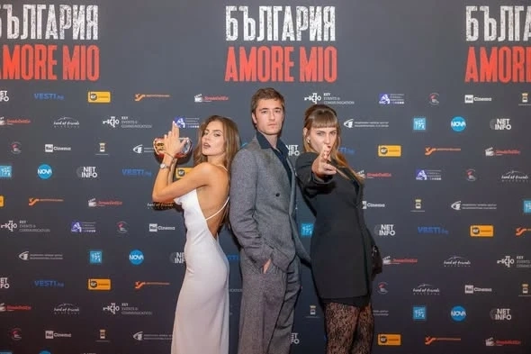 Популярни актьори водят \