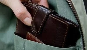 Заловиха крадла, задигнала портмонето на 60-годишна жена