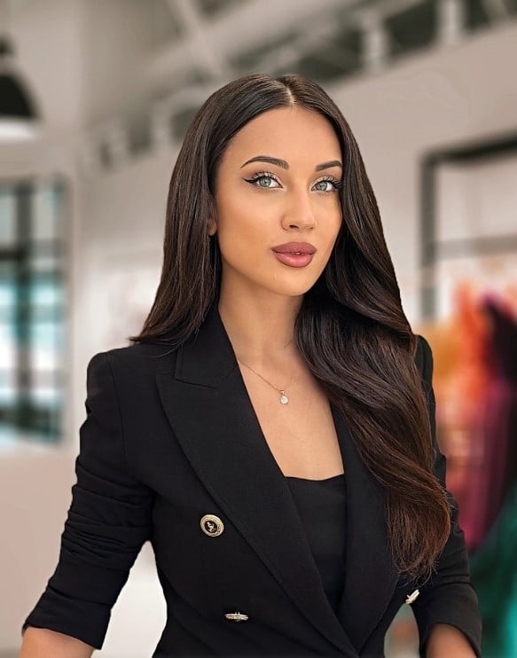 Рокля на ломската дизайнерка Деси Тошева изгря в Китай