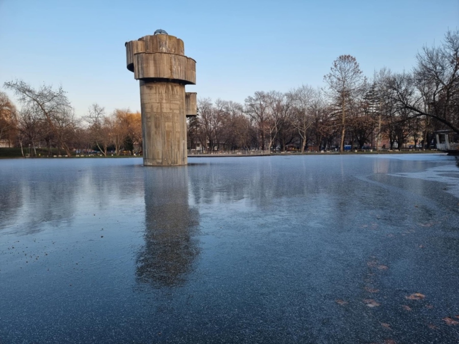 Езерото  в центъра на Монтана замръзна