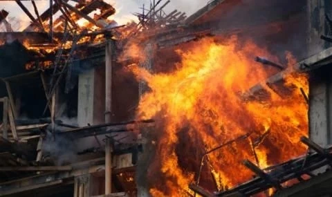 Дядо изгоря в пожар, домът му пламнал снощи
