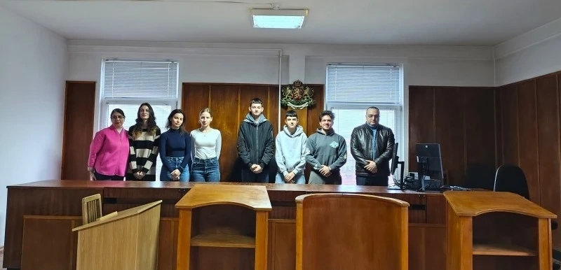 Ученици от езиковата гимназия в Монтана с лекция за детското насилие в съда