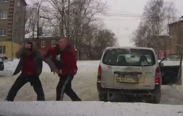Бой на пътя заради отнето предимство, има задържани
