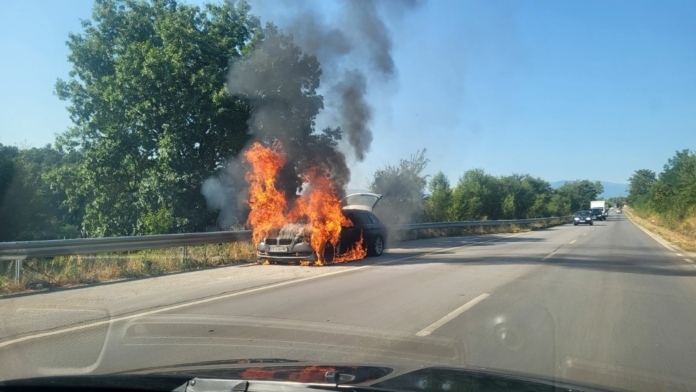 „Опел“ се заби в дърво и пламна край Вършец, няма загинали