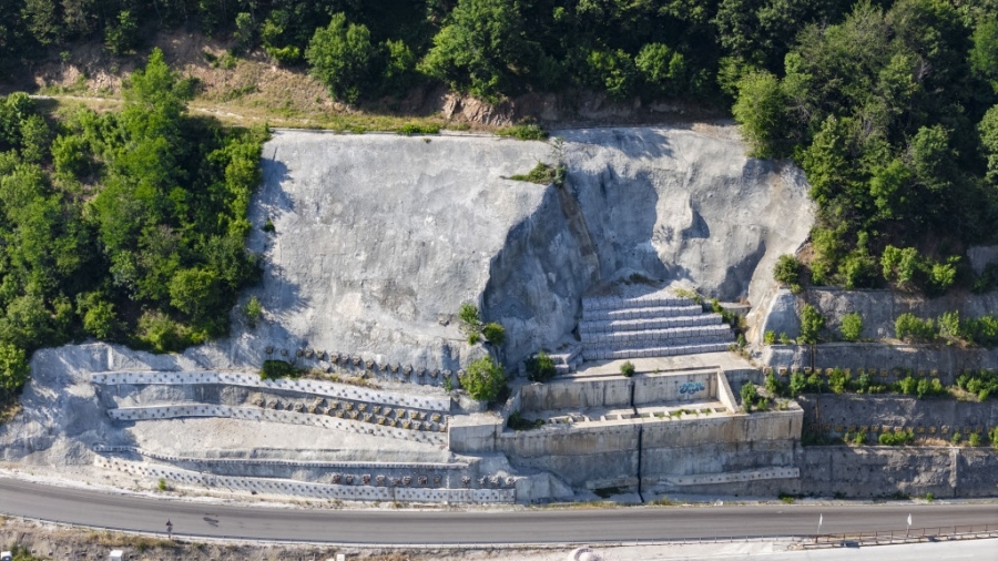 Сключен е договорът за укрепване на анкерната стена при старият път между Ботевград и София (I-1 през Витиня) 