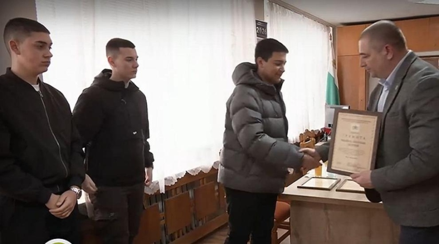 „Върнаха ми всичко до стотинка“: ученици от Монтана спасиха пенсията на възрастен мъж