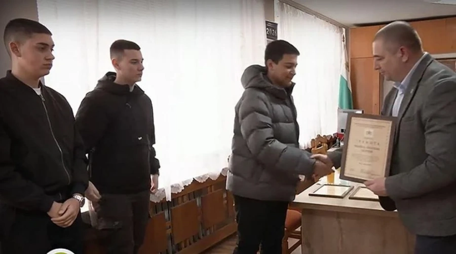 „Върнаха ми всичко до стотинка“: ученици от Монтана спасиха пенсията на възрастен мъж