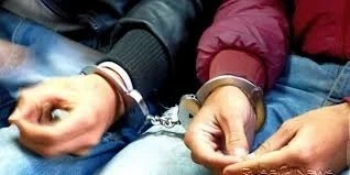 Задържаха двама с дрога, хвърлили я на улицата при появата на полицаи