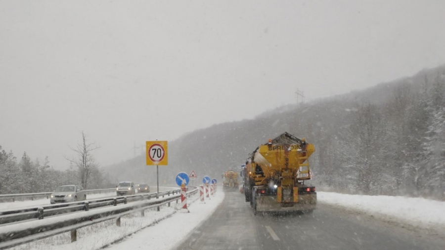 Над 515 снегорина обработват републиканските пътища. Въпреки усилващия се снеговалеж няма затворени участъци.