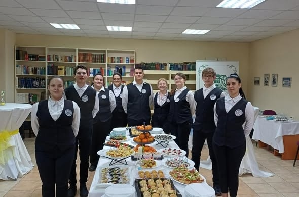 Ученици от ПГТР - Враца подготвиха кетъринг по повод 100-годишнината на Професионалната техническа гимназия