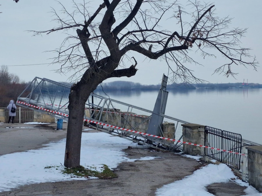Румънски конвой, скъсал котва, се заби в понтон на пристанище във Видин