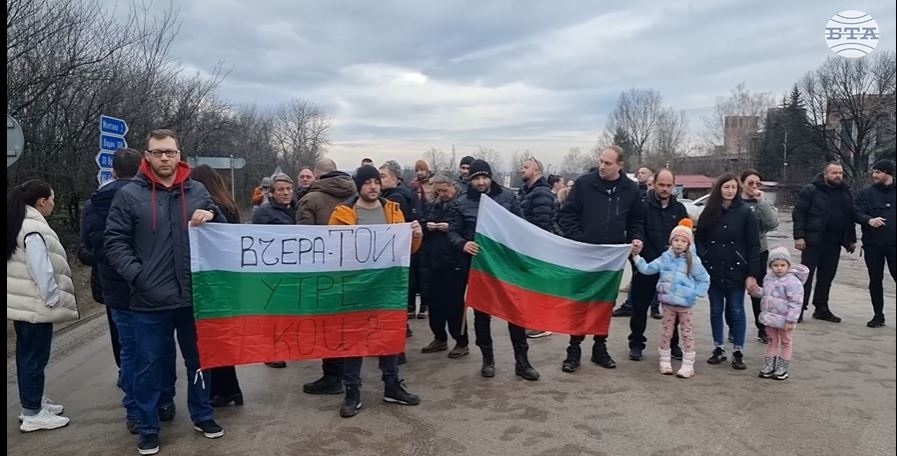 Протестиращи блокираха пътя Е-79 край Монтана и поискаха да бъде спешно ремонтиран