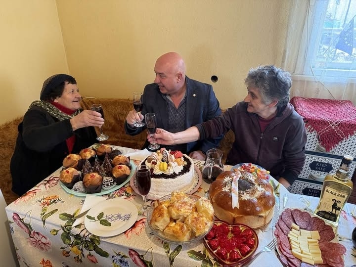 Иван Лазаров поздрави баба от Вършец по случай 90-годишния й юбилей