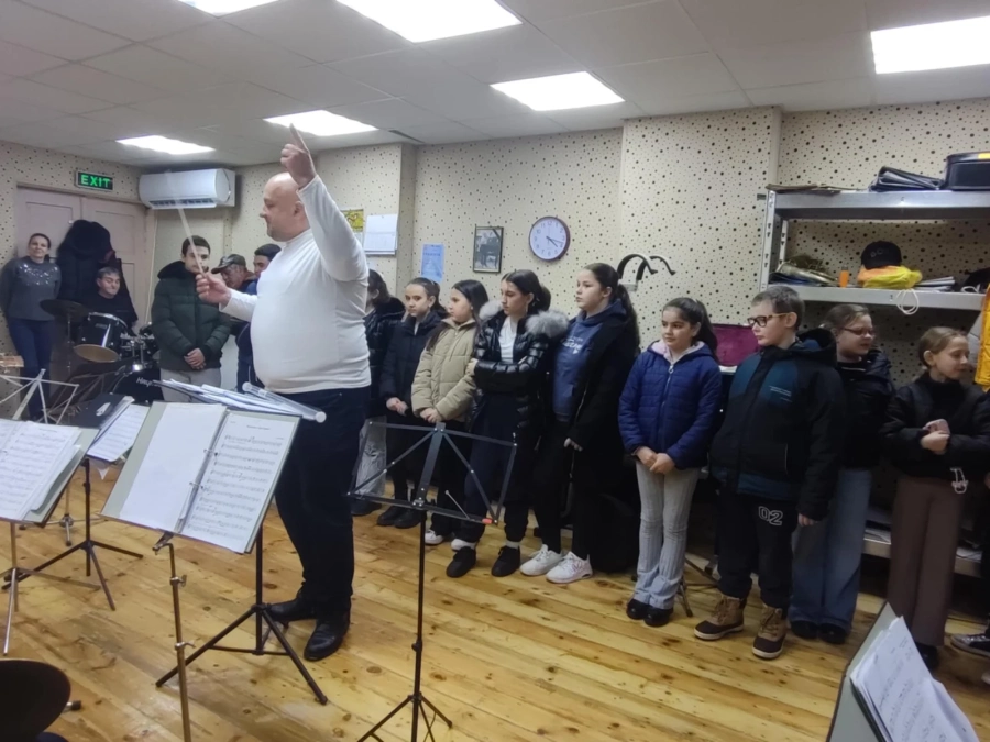 Диригентът Калоян Трайков и музикантите от оркестър „Дико Илиев“ запознаха оряховските деца с магията на духовите инструменти