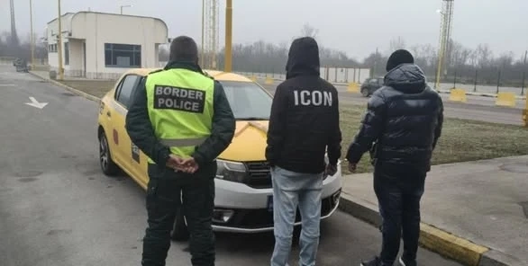 Гранични полицаи разкриха нов способ за прехвърляне в Румъния на пари, придобити чрез измама; извършителите са задържани