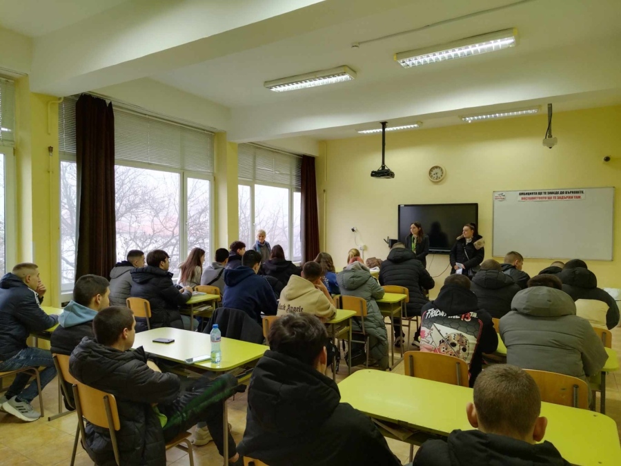 Специалисти от Дирекция „Бюро по труда“ – Враца проведоха среща с ученици от Спортно училище „Св. Климент Охридски“ 