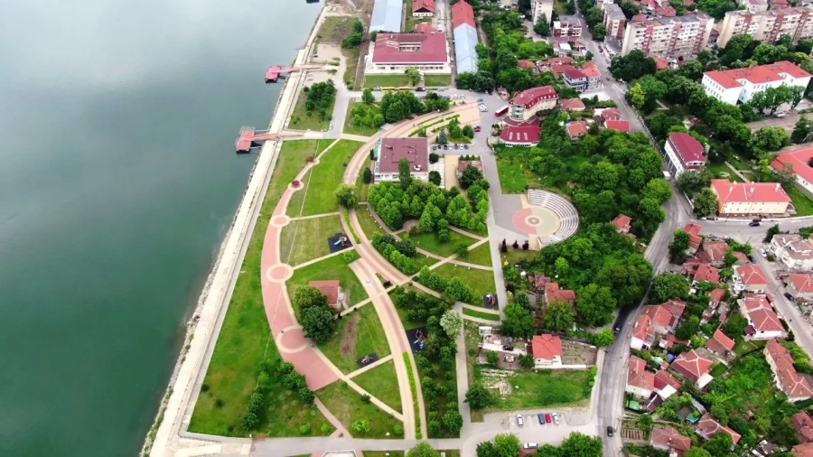 Лом ремонтира улици и пътища, купува 7 електробуса