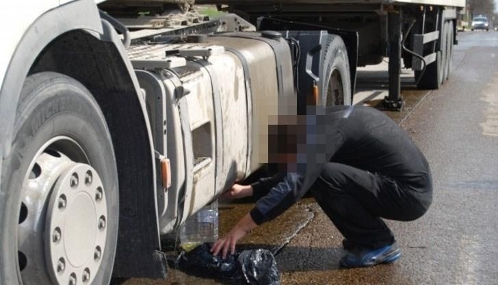 Спипаха трима братя, източили 250 литра дизел от ТИР