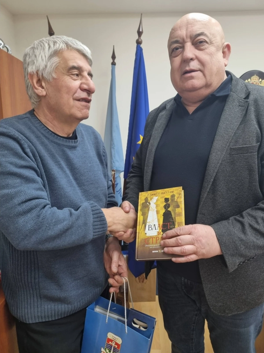 Големият български историк проф. Пламен Павлов се поклони пред паметника на Апостола на Свободата Васил Левски в Лом