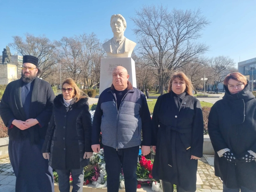 В Лом поднесоха цветя е венци паметника на Левски