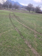 Издирват шофьор, дрифтил на футболен терен във Враца