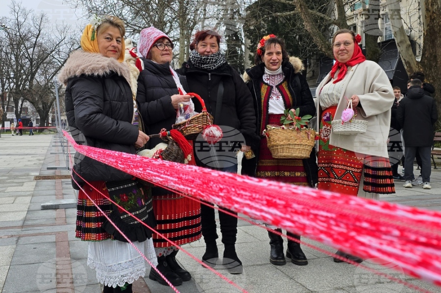 Община Видин се стреми към рекорд на Гинес с 50-километрова мартеница