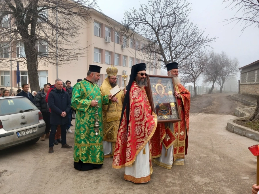 Белоградчик посрещна икона на Св. вмчк Димитрий Мироточиви