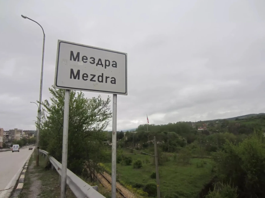 Спират движението между Мездра и Ребърково