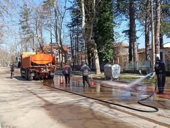 Започва пролетното миене на улиците във Вършец