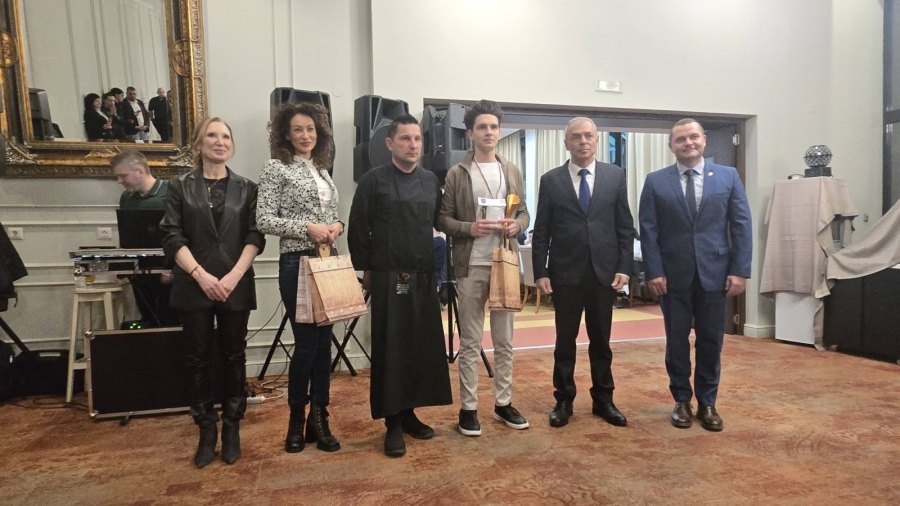 Министър Игнатов награди бъдещи кулинари от Мездра