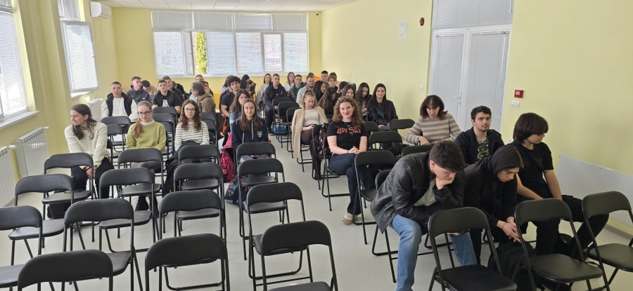 Служители на РЗОК-Враца се срещнаха днес с ученици от ППМГ „Акад. Иван Ценов“