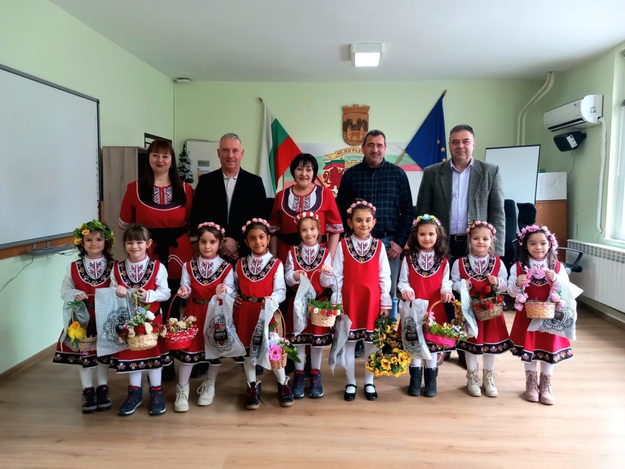Лазарки от Детска градина „Иглика” гостуваха в Община Белоградчик
