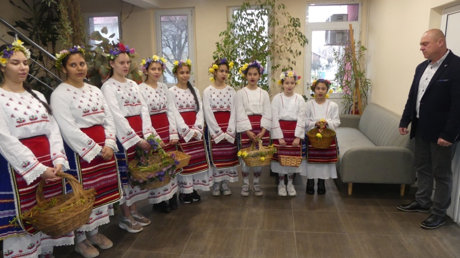 Лазарки огласиха Община Ружинци с песни за здраве и берекет