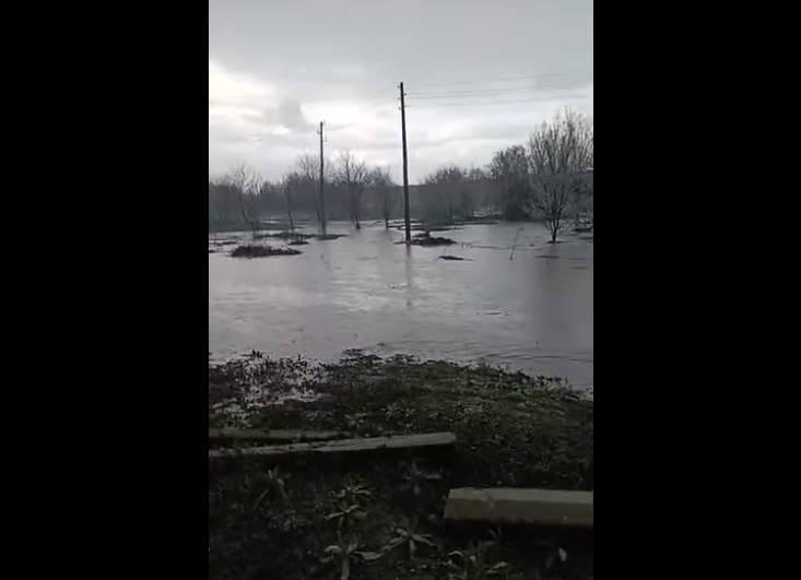 Метео Балканс: Наводнение в Комощица след проливен дъжд и прелял микроязовир