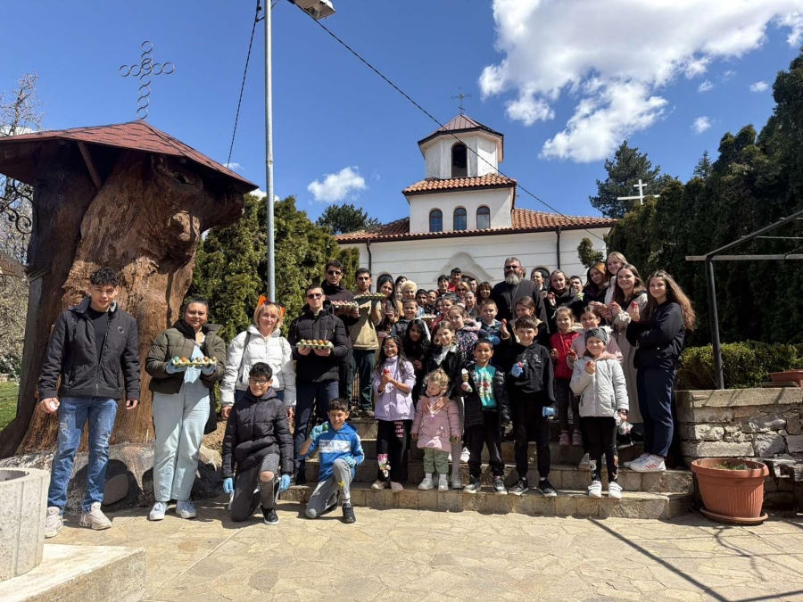 На Велики четвъртък в двора на храм „Св. вмчк Георги Победоносец“ – Белоградчик, традицията бе спазена