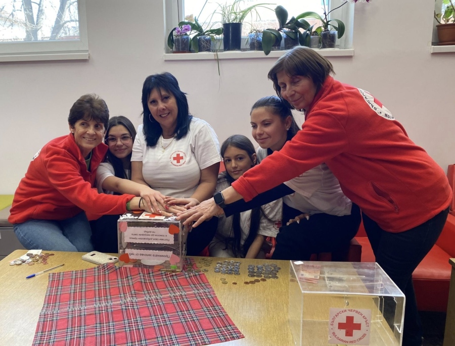 БЧК в Мездра подпомагат абитуриенти сираци