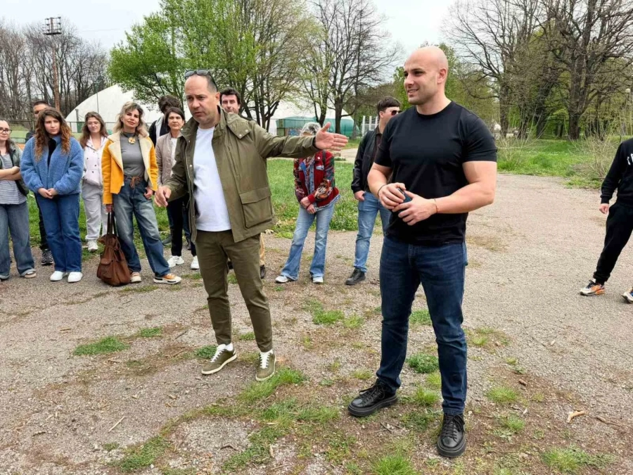 Випускници от Враца засадиха алея 150 японски вишни с послание