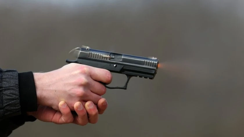 Дядо вдигна на крак полицията, гърмял с пищов в двора си