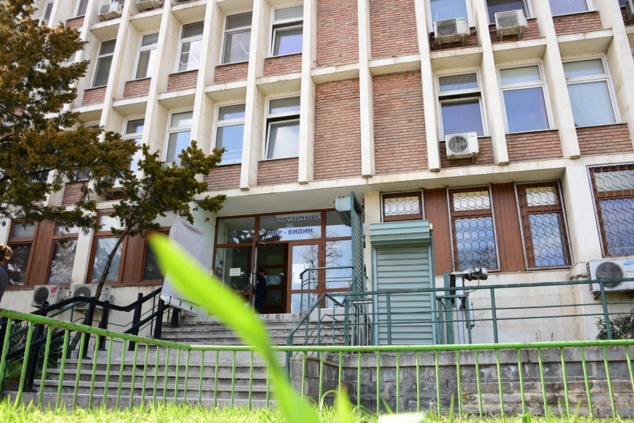 Гишетата в паспортните служби ще работят на 18 април